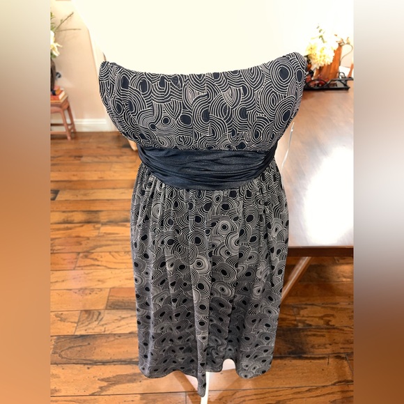 London Times Black & White strapless Babydoll Dress. Size 6 - Picture 4 of 7